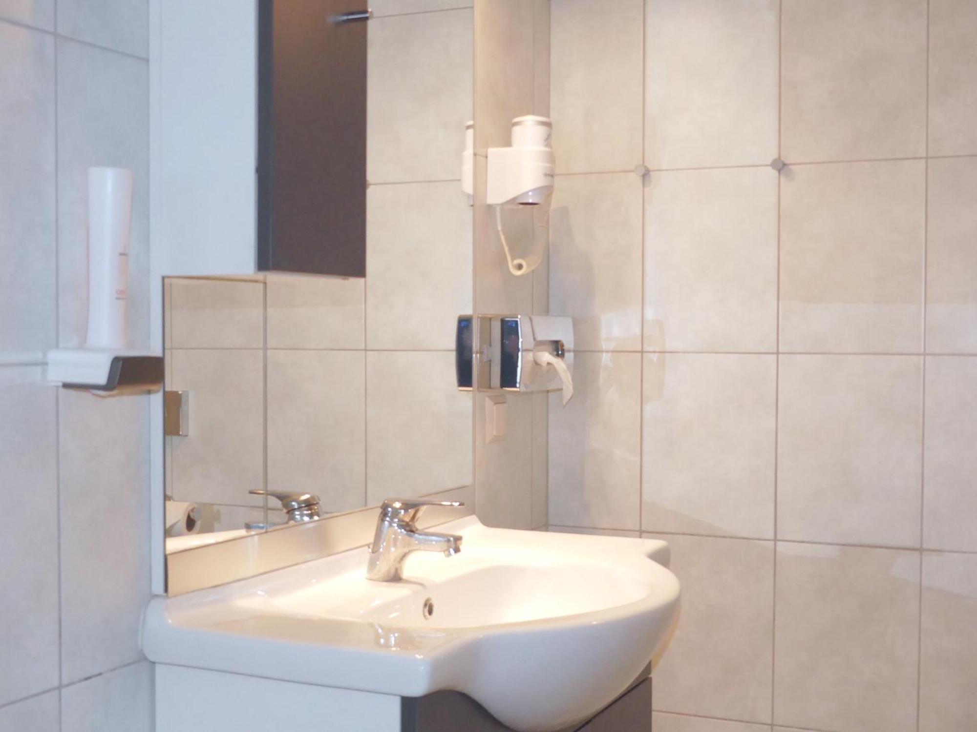 Das Reinisch Just Rooms Schwechat Exteriör bild