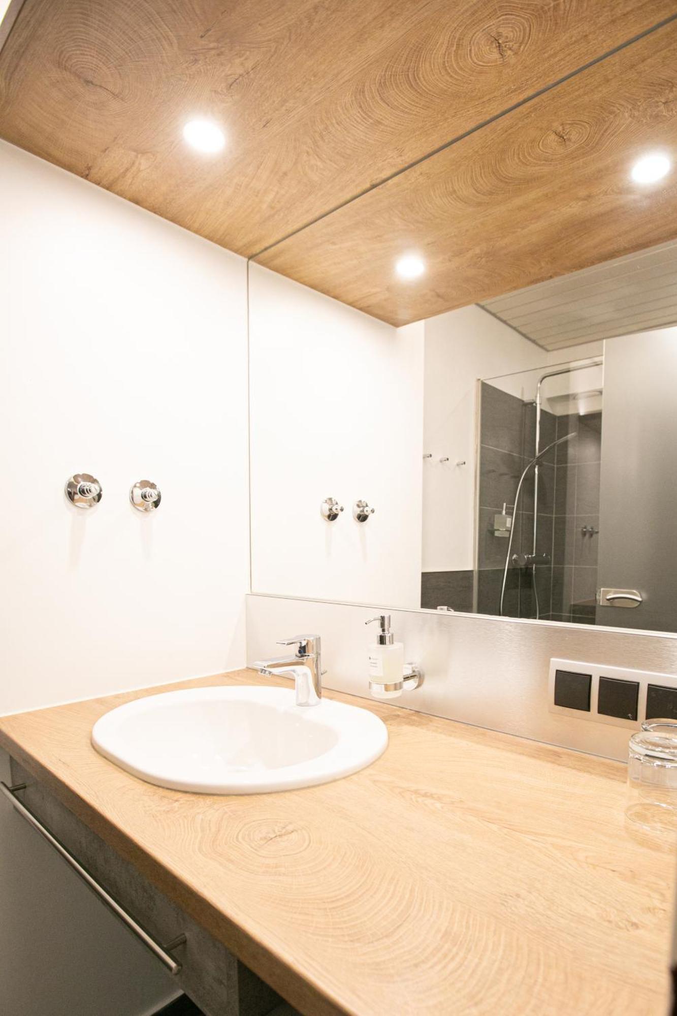 Das Reinisch Just Rooms Schwechat Exteriör bild